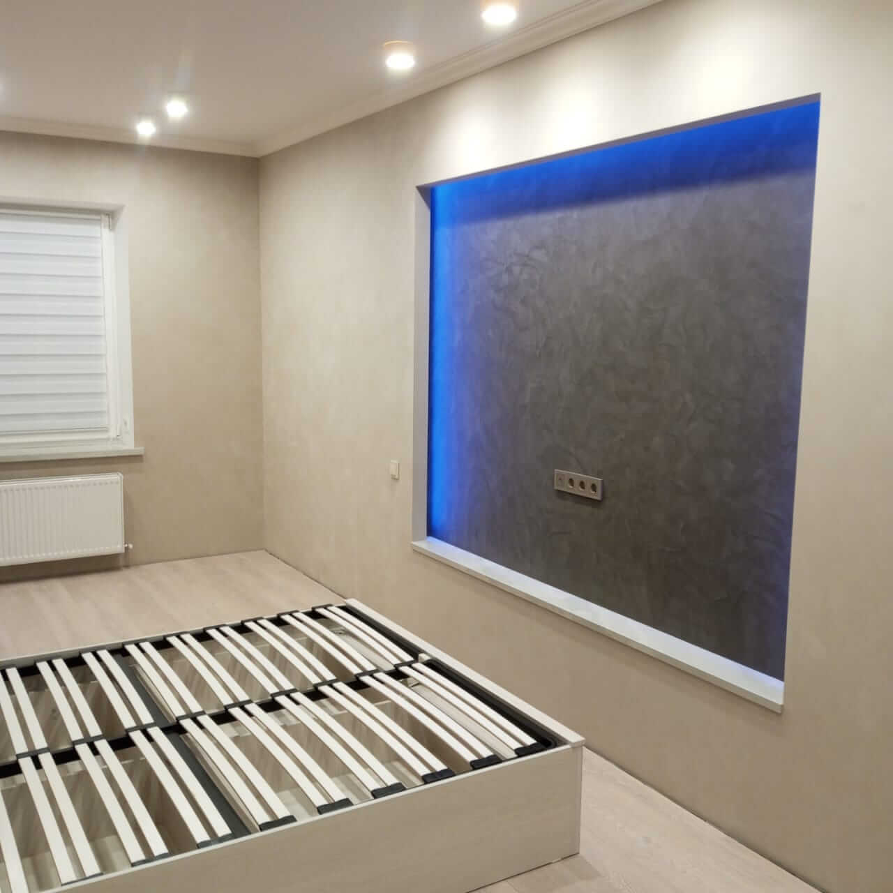 Ламинат бежевый в спальне