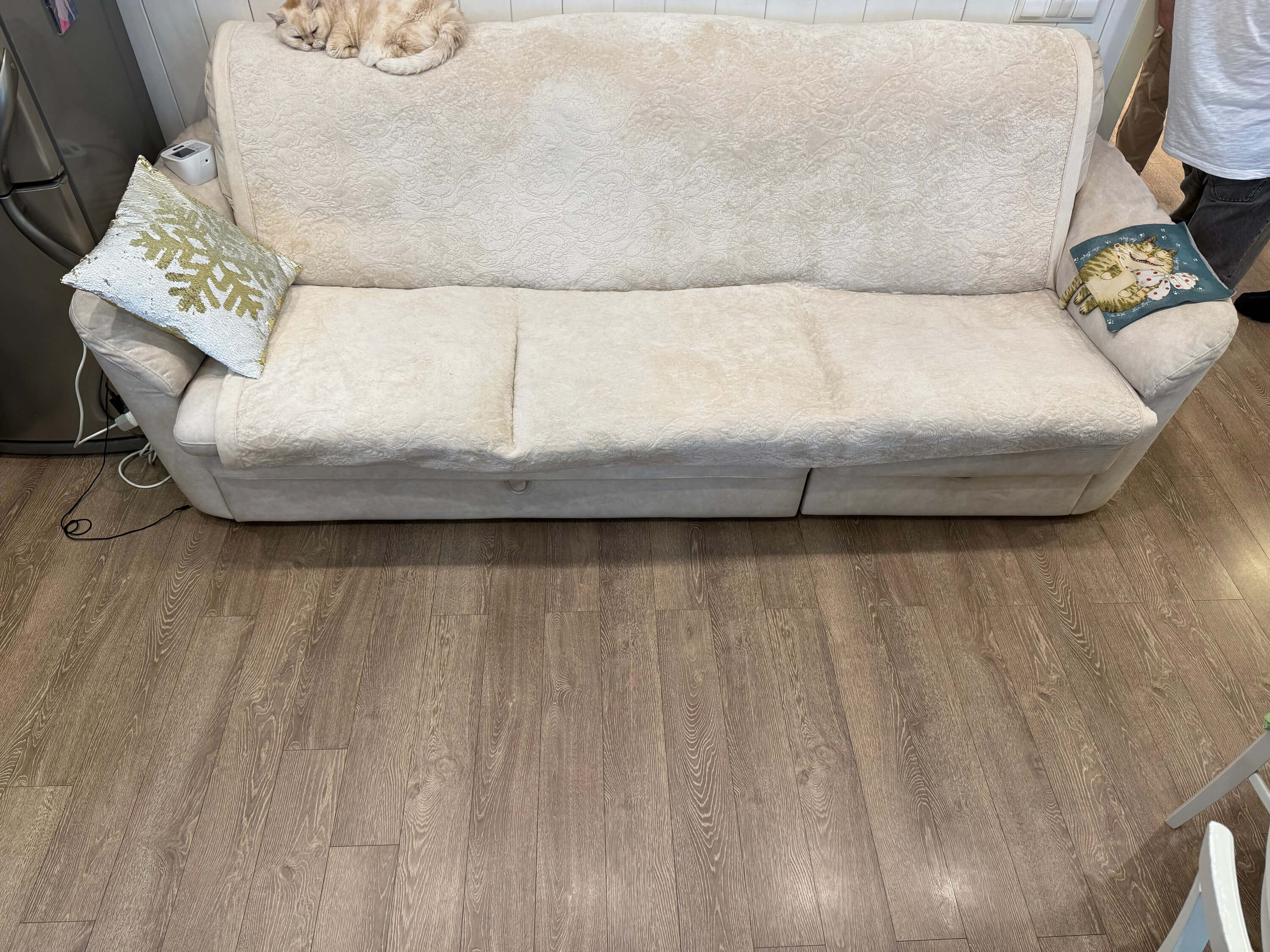 Ламинат темного тона для гостиной